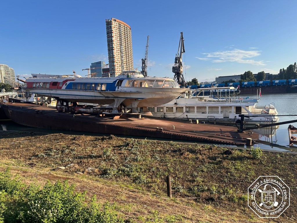 Loď Raketa na pontóne