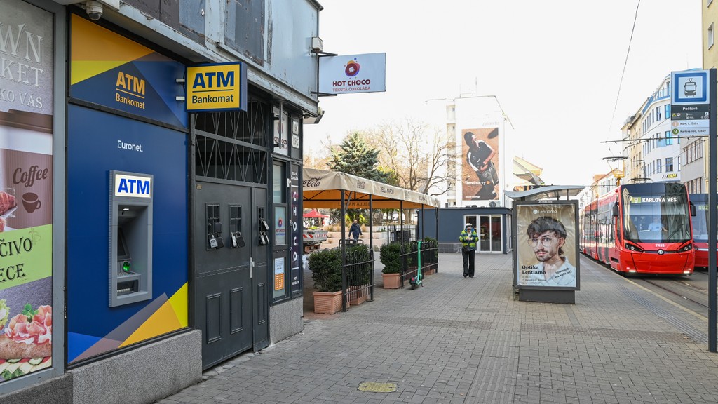 Jednej z bankomatov na Obchodnej ulici v Bratislave