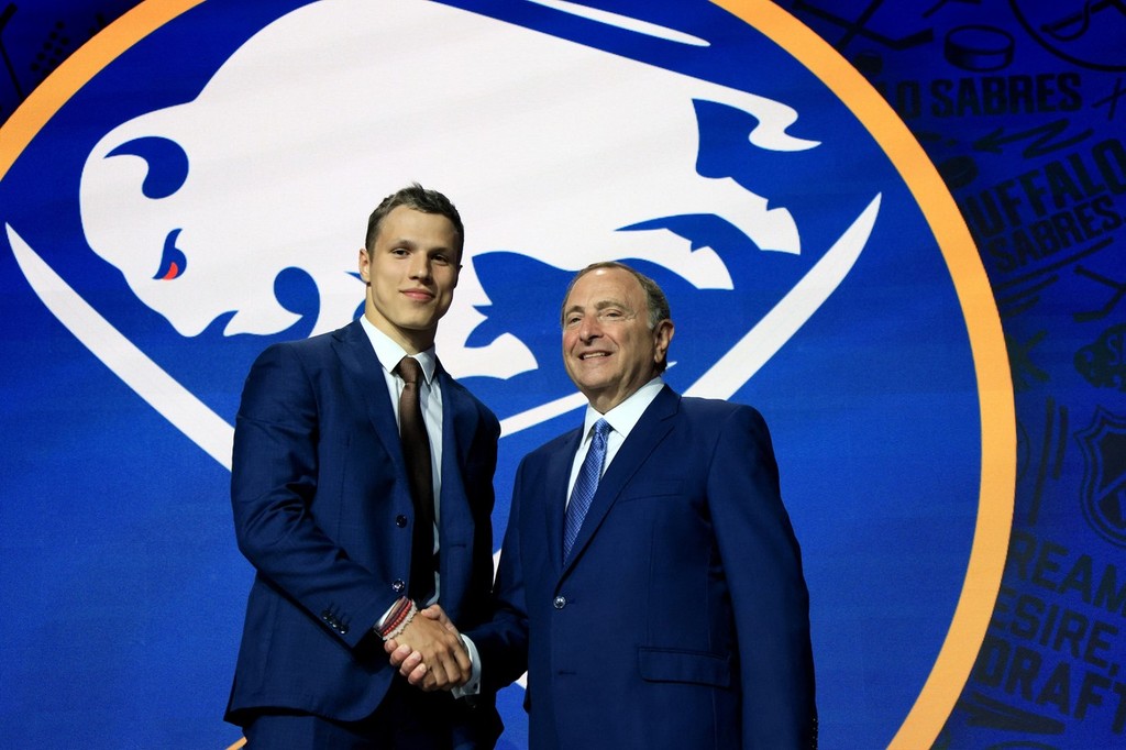 Jiří Kulich v drese Buffala so šéfom NHL Garym Bettmanom.