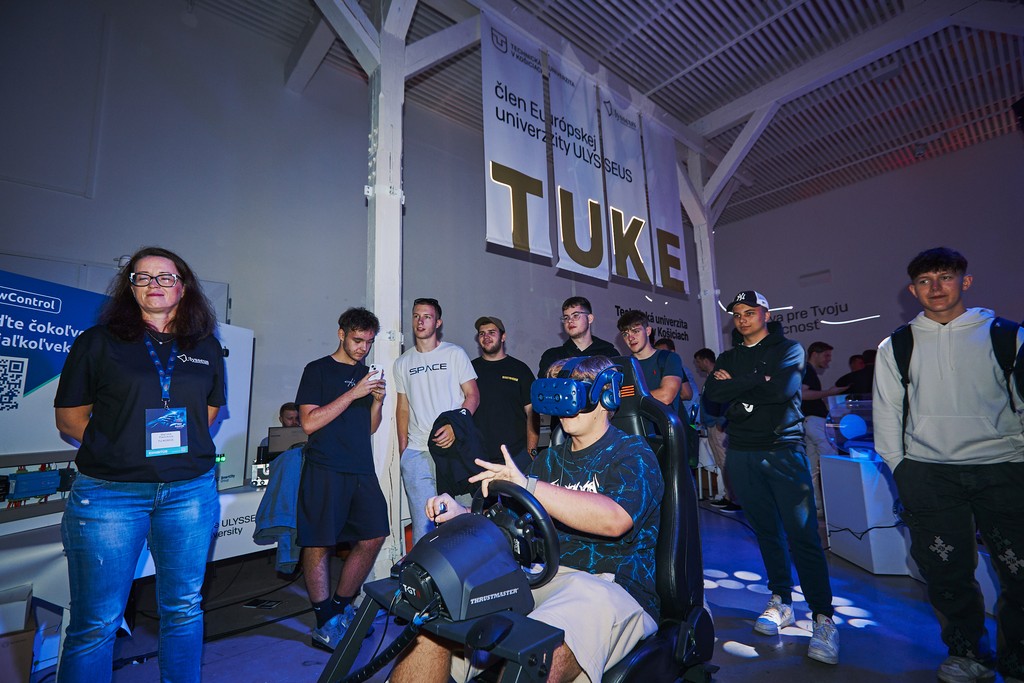 Virtuálna realita v pavilóne Technickej univerzity v Košiciach prilákala najmä mladých.