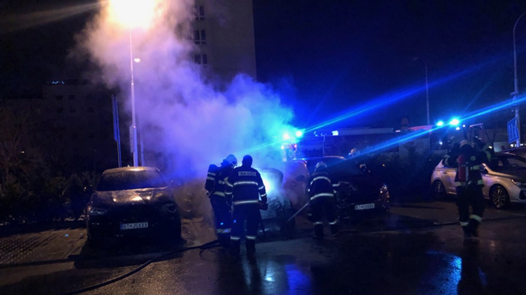 Na Ružinovskej ulici horeli autá.