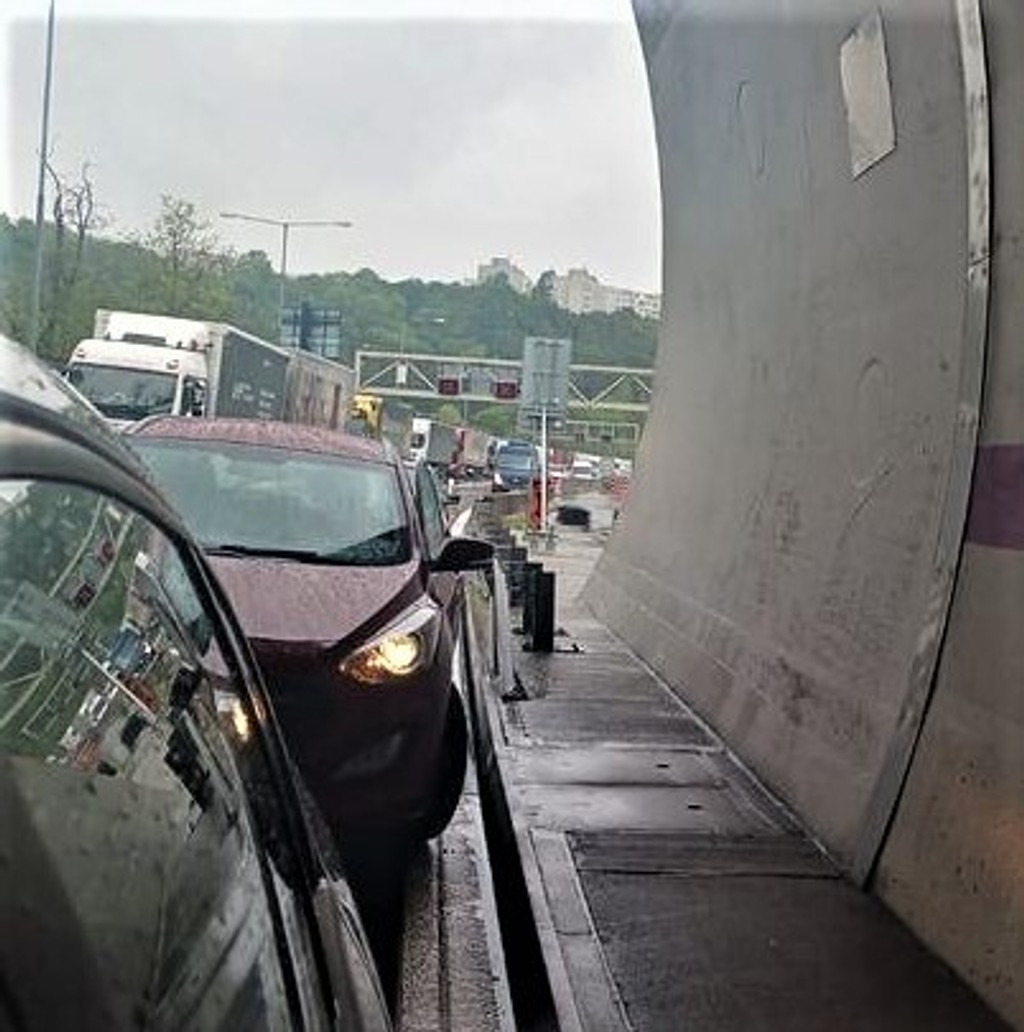 Kolóna pred tunelom Sitina vznikajúca kvôli dopravnej nehode.