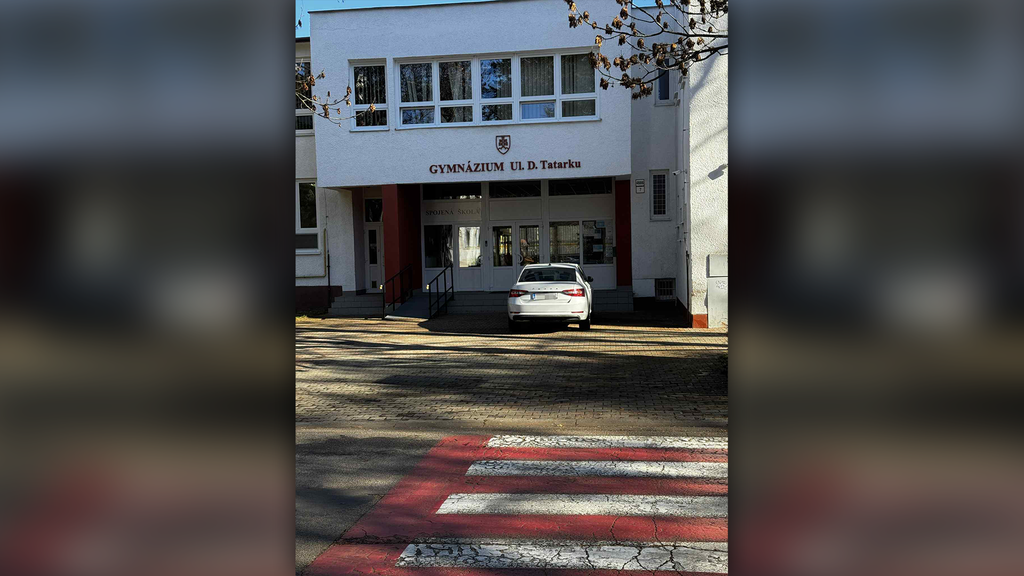 Nápis čiastočne zakrýva auto