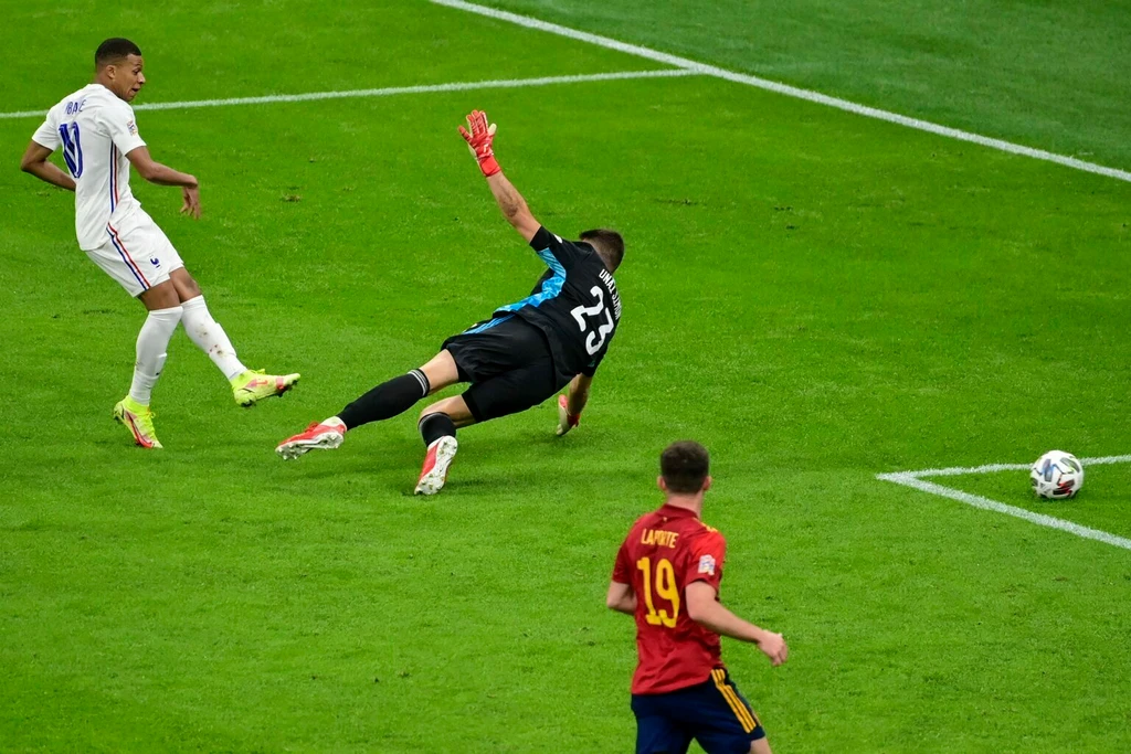 Francúzsky útočník Kylian Mbappe strieľa víťazný gól.