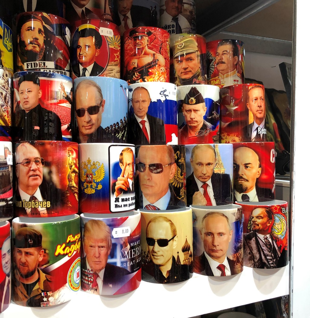 V bulharskom obchode so suvenírmi bolo možné si vybrať zo širokej ponuky šálok s Putinom, Stalinom či Leninom.