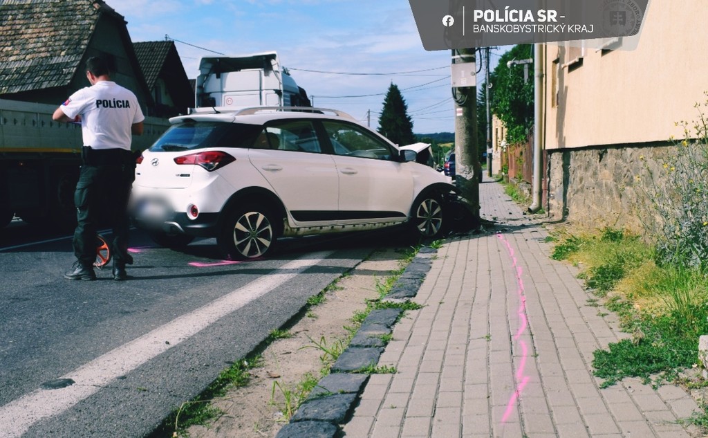 Auto skončilo v betónovom stĺpe.