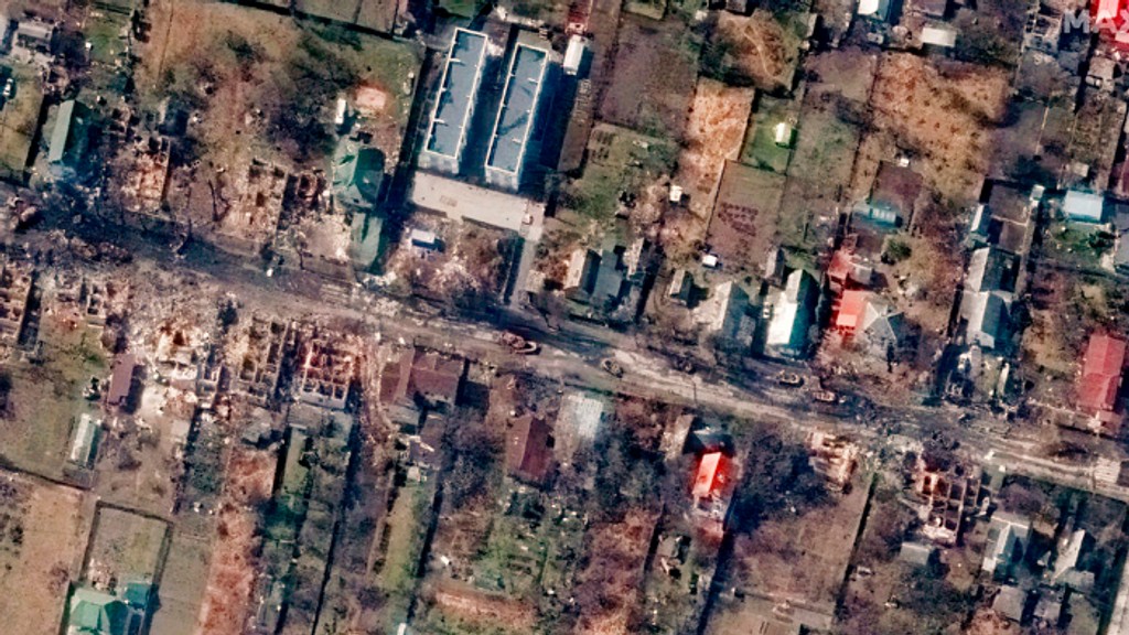Satelitná snímka Maxar Technologies zobrazuje prehľad zničených domov a vozidiel na ulici v meste Buča.