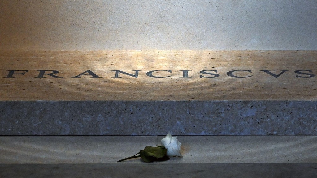 Pápežov náhrobný kameň je terčom kritiky