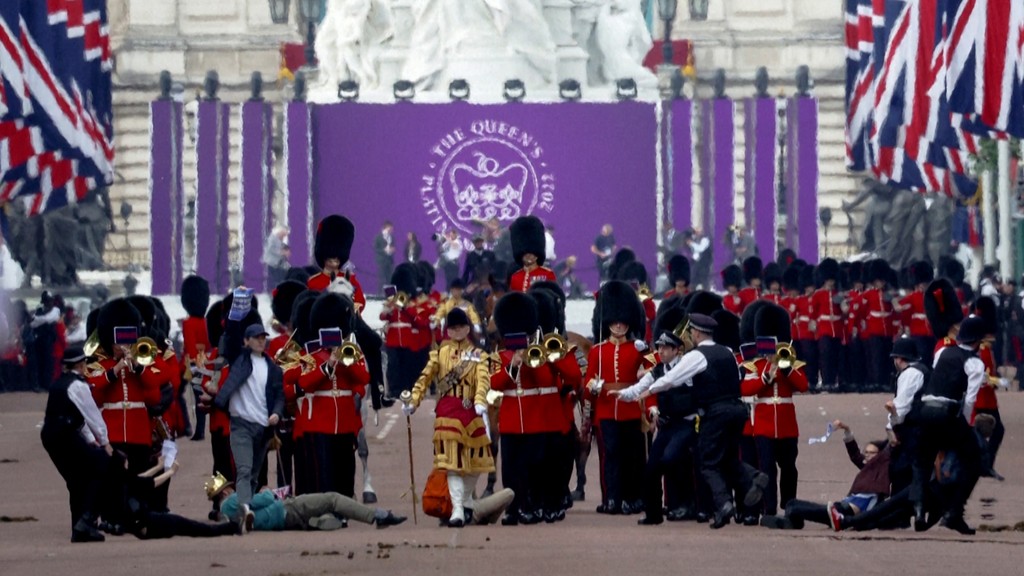 Polícia zatýka mužov, jeden má na hlave korunu