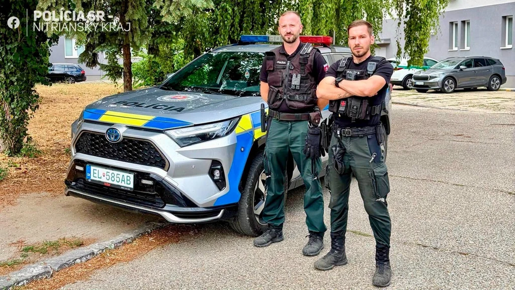 Na snímke policajti, ktorí zachránili dieťa, ktoré spadlo do šachty.