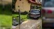 FOTO: Autom vletel do záhrady, kde bola žena. S vážnymi zraneniami ju do nemocnice prevážal vrtuľník