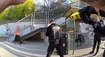 VIDEO: Študenti čakali na autobus, keď sa k nim priblížil muž s nožom. Polícia zverejnila desivé zábery