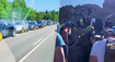 VIDEO: Víkend spustil v Tatrách „blázinec“. Ľudia sa tlačili na chodníkoch, desiatky áut dostali papuče