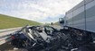 VIDEO: Takto to dopadne, keď sa vodič naplno nevenuje šoférovaniu. BMW na diaľnici napálilo do stojaceho kamiónu