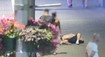 VIDEO: Miesto toho, aby ľuďom na zemi pomohla, im ukradla veci. Netušila, že ju sledujú kamery