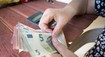 Seniori dostanú prvýkrát peniaze z daní svojich detí. Poznáme termíny výplat