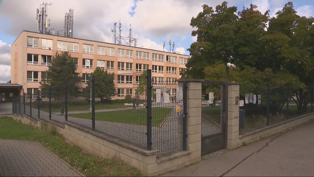Stovky detí po školskom obede ochoreli. Niektoré skončili v nemocnici, školu museli zatvoriť