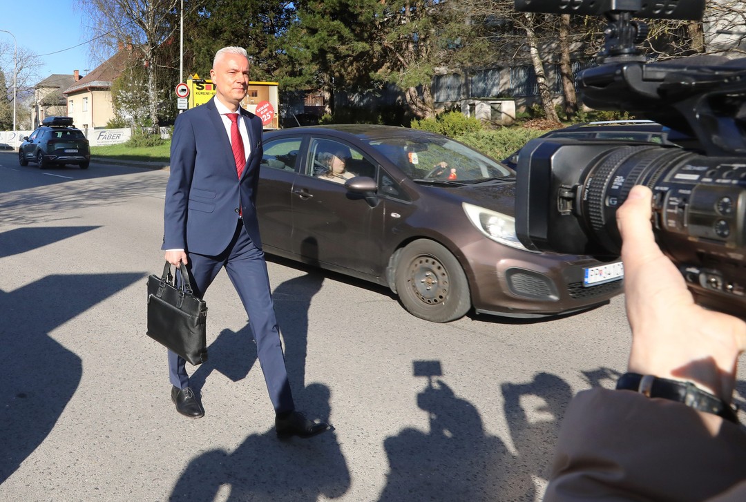 Ján Ferenčák vypovedal na polícii. Vypočuli ho k prípadu zaistenia jeho pozemkov aj videu z garáže