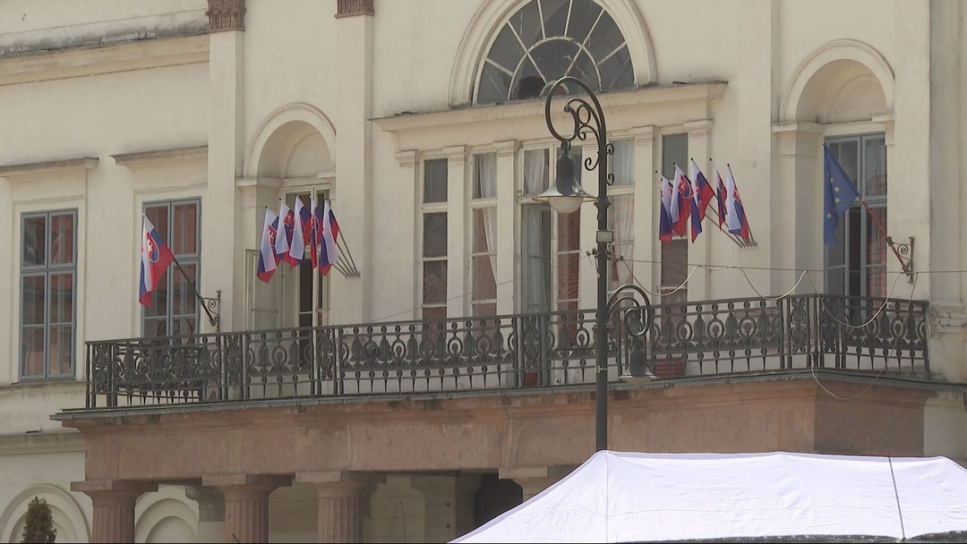 Na budovách ministerstva kultúry pribúdajú vlajky. Na jednej v Košiciach ich napočítali až 11