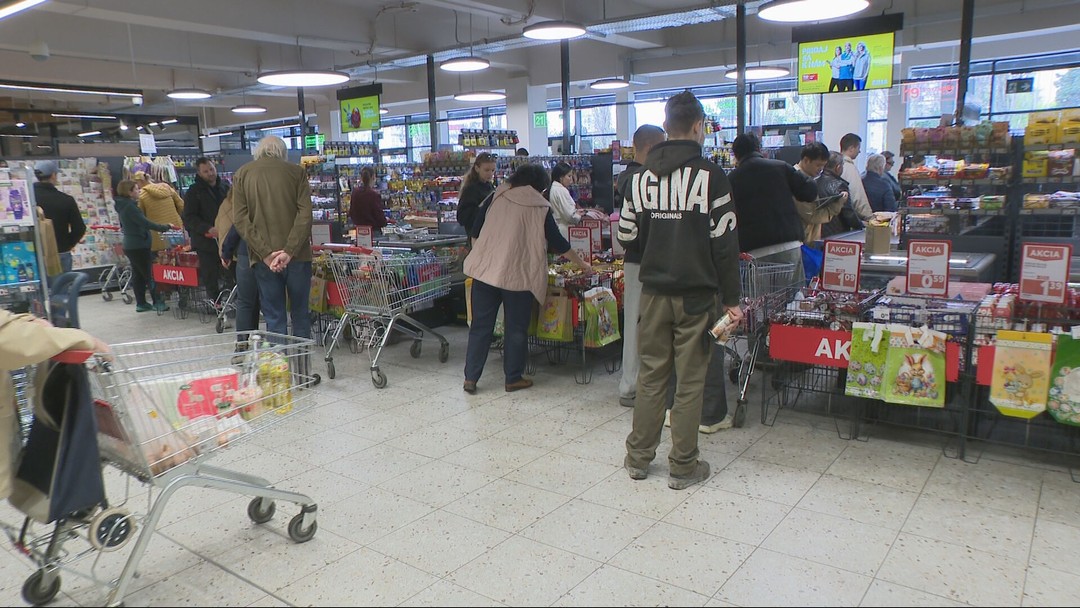Nákupy počas Veľkej noci: Obchody sa plnia Slovákmi, otváracie hodiny sa v pondelok menia