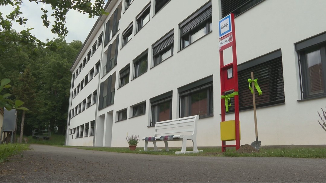 Neobyčajná zastávka v Bijacovciach. Autobus tam síce nezastaví, no jej význam je väčší než by sme čakali