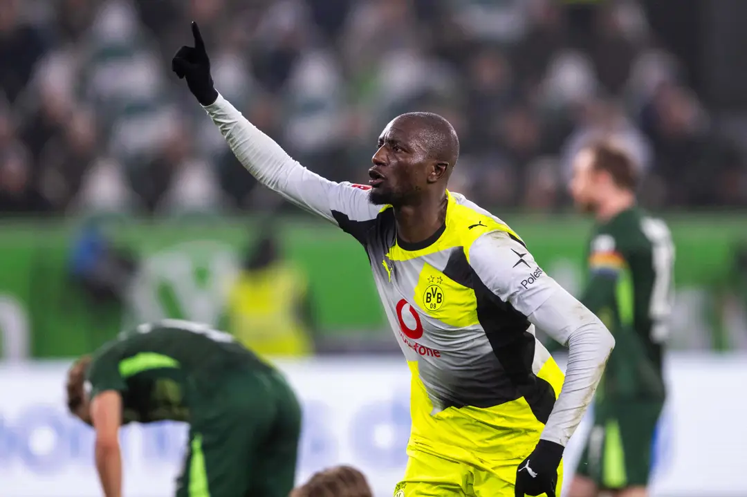 Futbalista Dortmundu Serhou Guirassy sa teší z gólu.