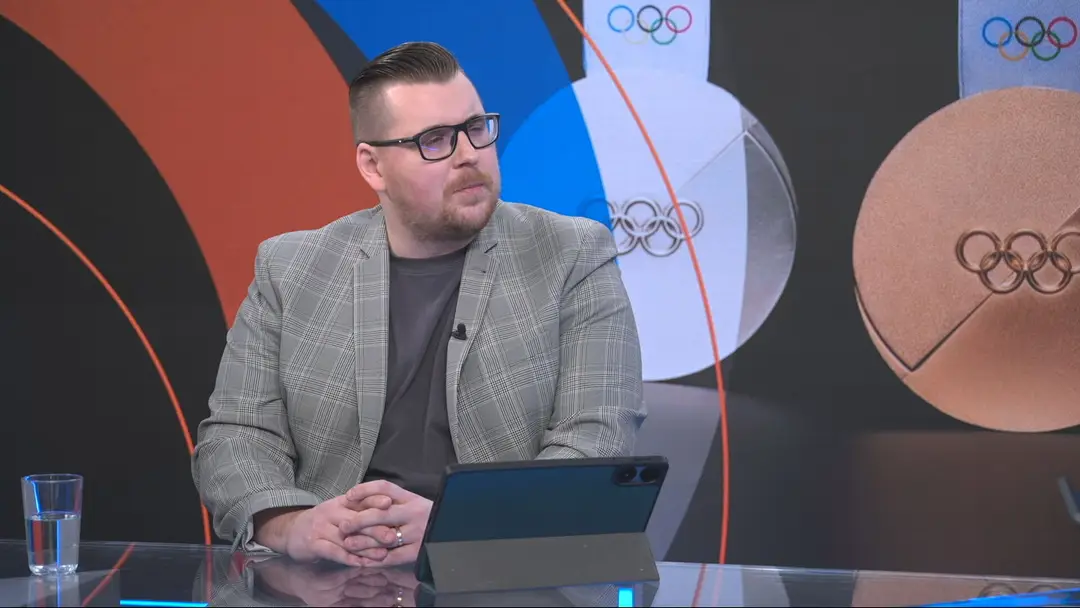 Novinár Michal Gavroň v štúdiu TN live.