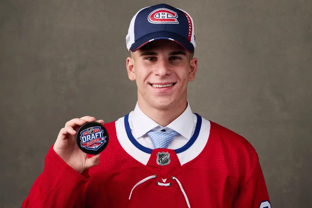 Filip Mešár pózuje s pukom po 1. kole NHL draftu 2022.