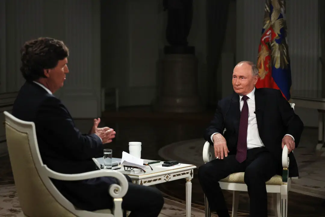 Ruský prezident Vladimir Putin a americký moderátor talkshow Tucker Carlson.