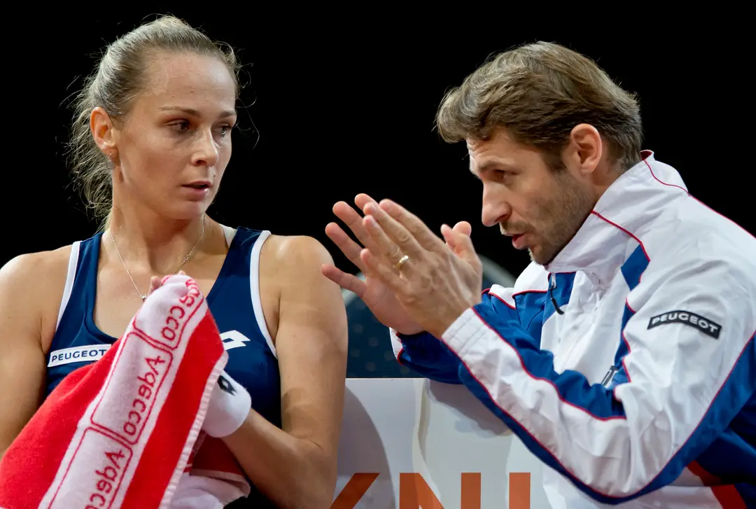 Magdaléna Rybáriková a nehrajúci kapitán Matej Lipták po prehre v prvom sete počas dvojhry s Kiki Bertensovou.