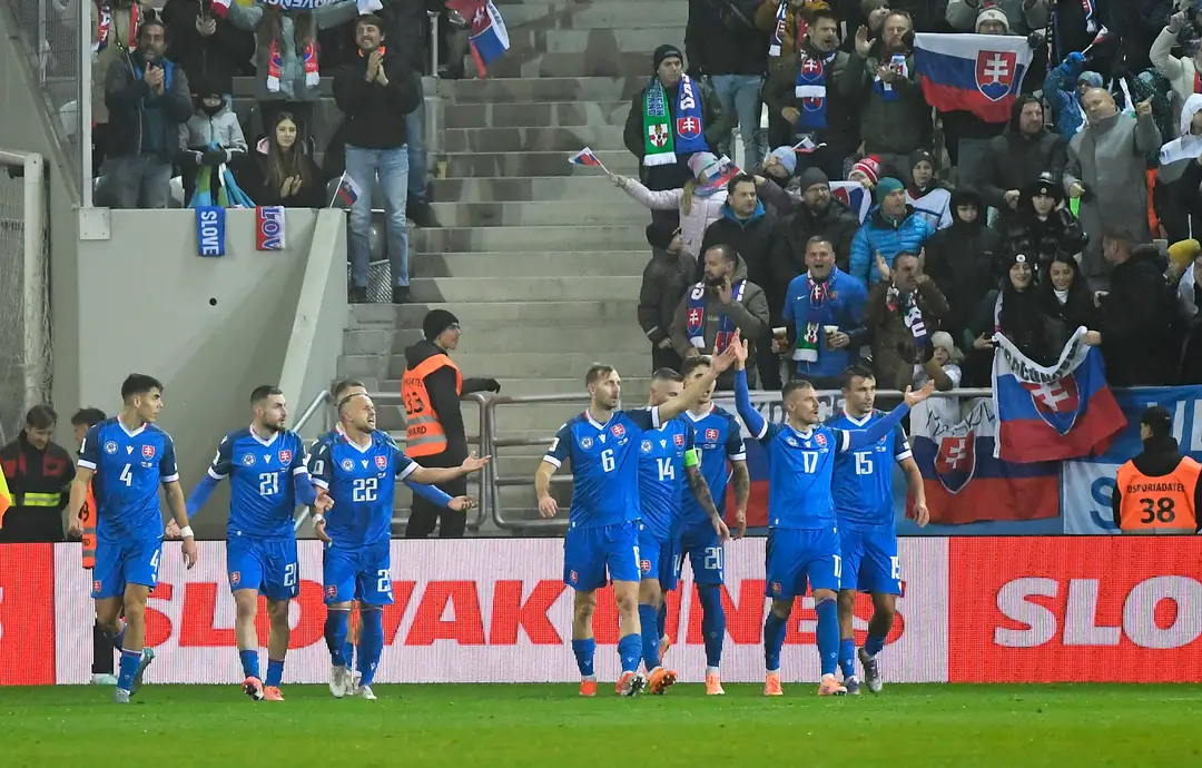 Slovenskí reprezentanti oslavujú gól