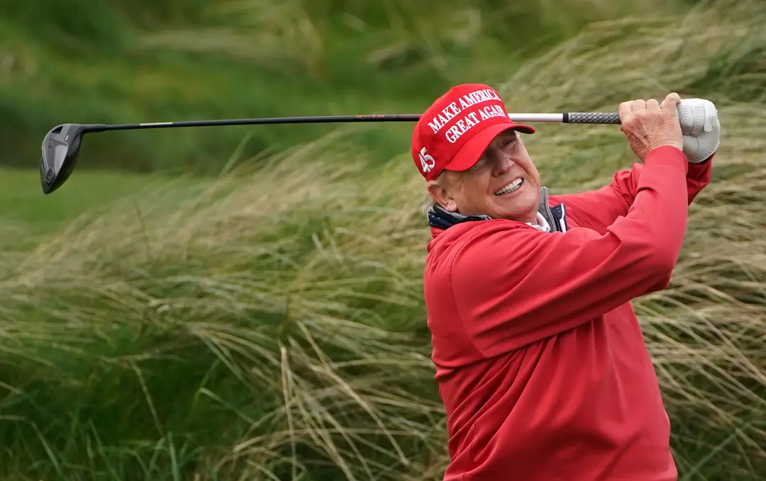 Donald Trump počas hrania golfu v Írsku.