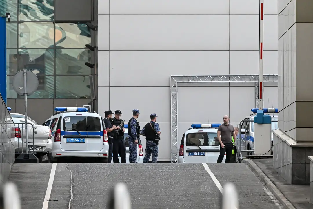 Policajti hliadkujú v obchodnej štvrti ruského hlavného mesta nazvanej Moscow-City, kde dopadli trosky  zostreleného dronu.