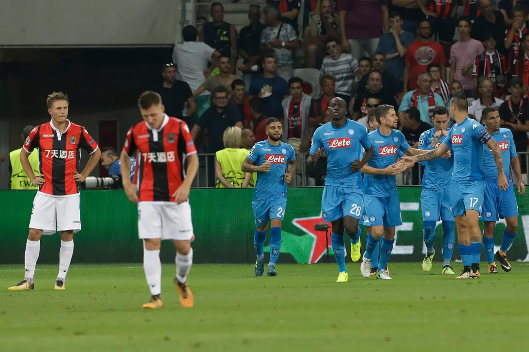 José Callejón (tretí sprava) oslavuje so spoluhráčmi z Neapolu gól v sieti Nice v odvete play-off predkola LM.
