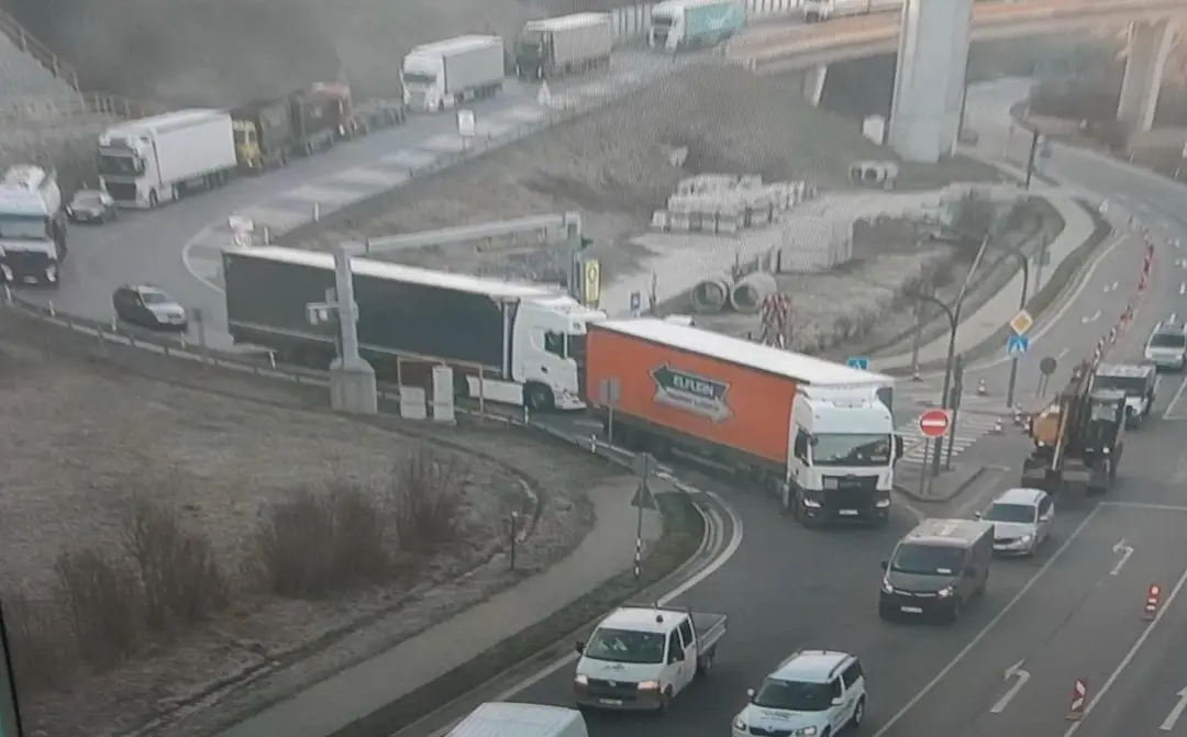 Na snímke kamióny, ktoré stoja v kolóne pre kontroly na hraniciach s Českom.