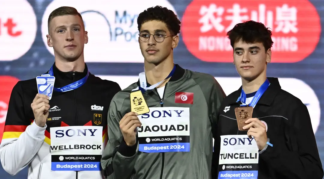 Na snímke zľava nemecký plavec  Florian Wellbrock (druhé miesto), tuniský plavec Ahmed Jaouadi (prvé miesto) a turecký plavec  Kuzey Tuncelli (tretie miesto) pózujú po finále disciplíny 1500 metrov na voľný spôsob na MS v krátkom bazéne