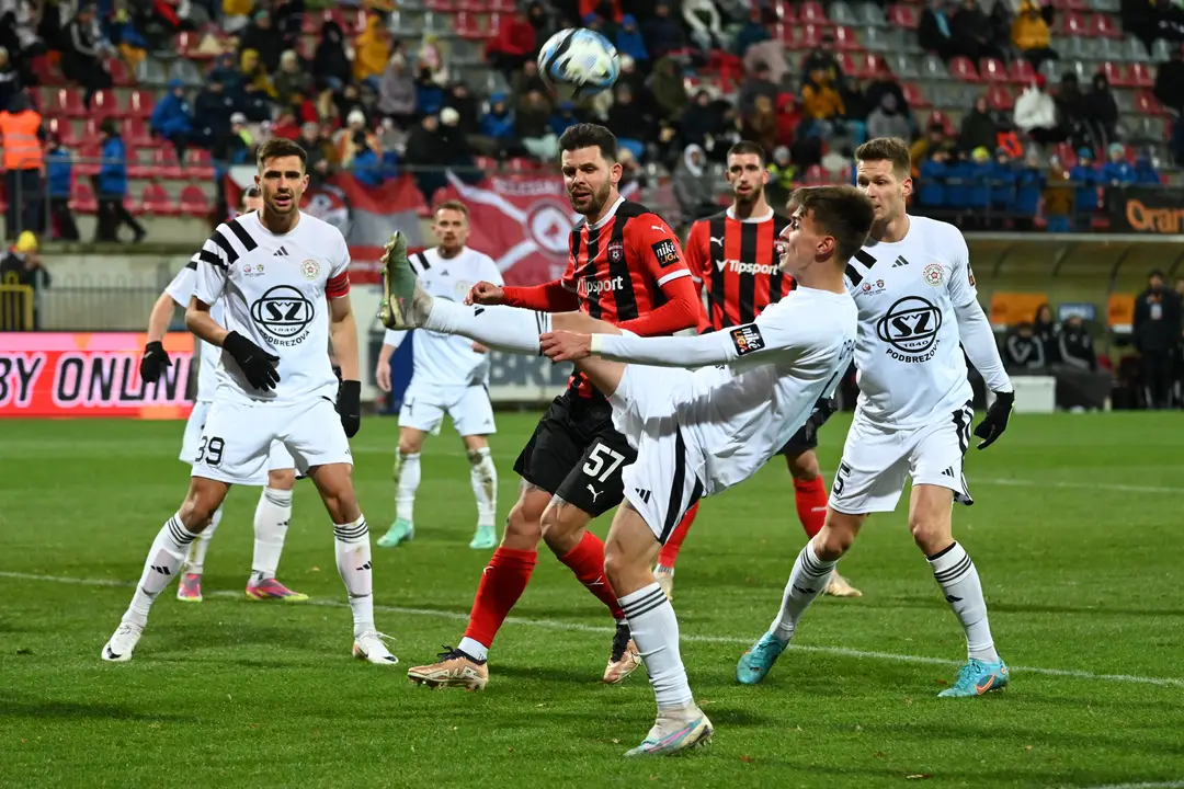 Zľava kapitán Podbrezovej Marek Bartoš, hráč Trnavy Michal Ďuriš a hráč Podbrezovej Matej Oravec odkopáva loptu v 15. kole Niké ligy.