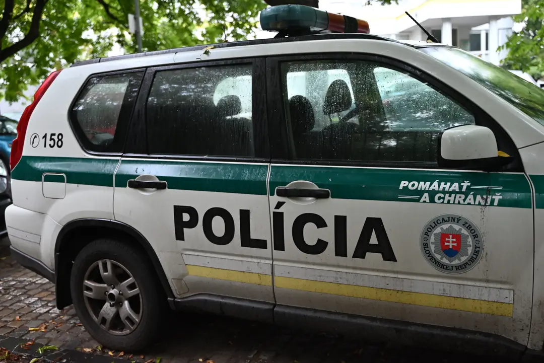 Polícia, policajné auto. Ilustračná snímka