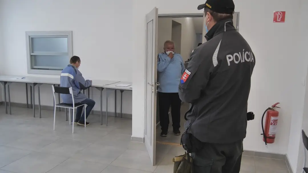 V očkovacích centrách musia hliadkovať policajti.