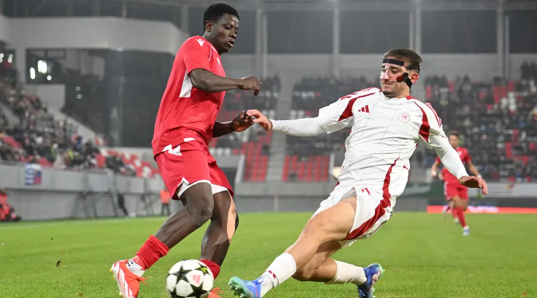 Sani Suleiman (vľavo) v drese Trenčína v súboji mládežníckej Ligy majstrov.