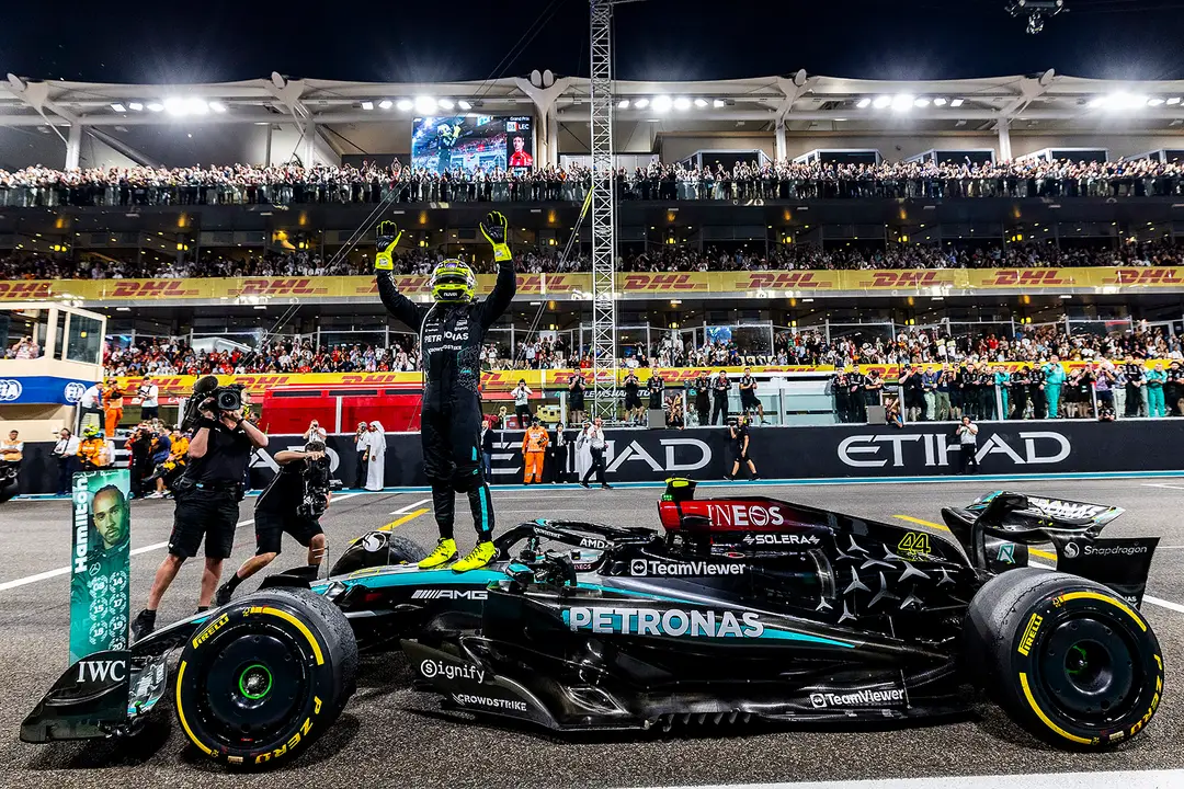 Lewis Hamilton sa s Mercedesom rozlúčil štvrtým miestom v Abú Zabí.