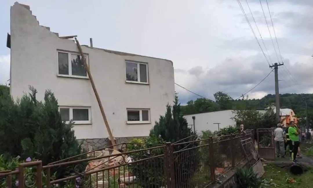 Poškodený dom po tornáde.