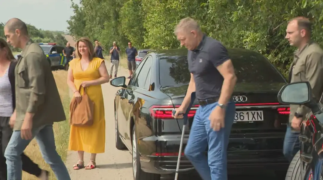 Robert Fico prichádza na tlačovú konferenciu.