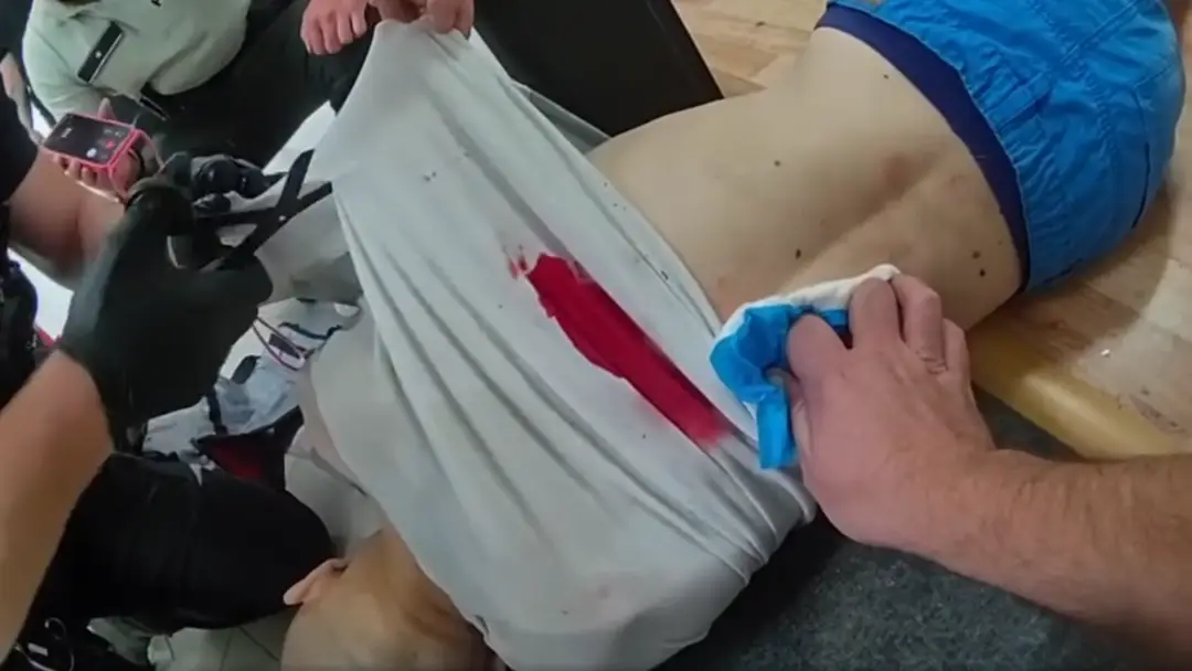 Policajti zachránili život bodnutému mužovi