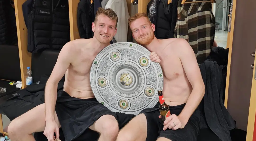 Lukáš Hradecký (vľavo) s bratom Matejom, stopérom MFK Skalica. V šatni Leverkusenu, s nemeckým titulom.