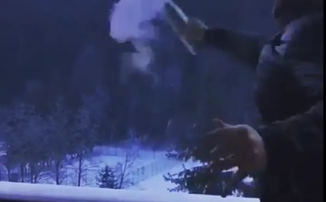 Voda sa okamžite zmenila na sneh