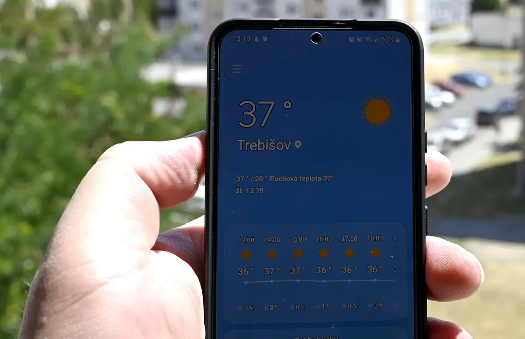 Na snímke exteriérová teplota 37 stupňov na displeji mobilného telefónu.