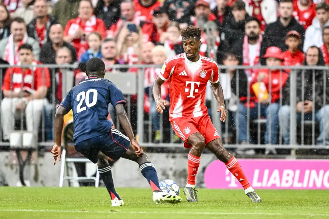 a archívnej snímke z 1. augusta 2025 futbalista Bayernu Kingsley Coman (vpravo).