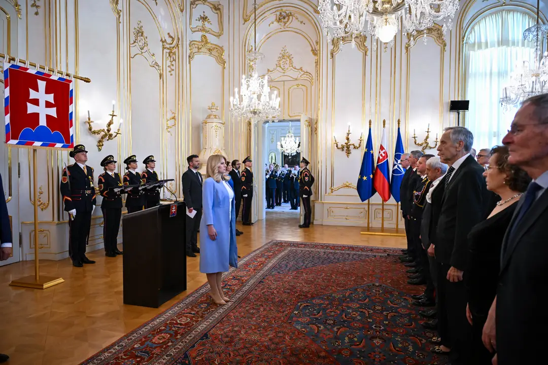 Prezidentka SR Zuzana Čaputová odovzdala na slávnostnom podujatí pri príležitosti 20. výročia vstupu SR do EÚ a NATO ďakovné medaily.