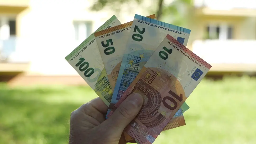 bankovky v ruke